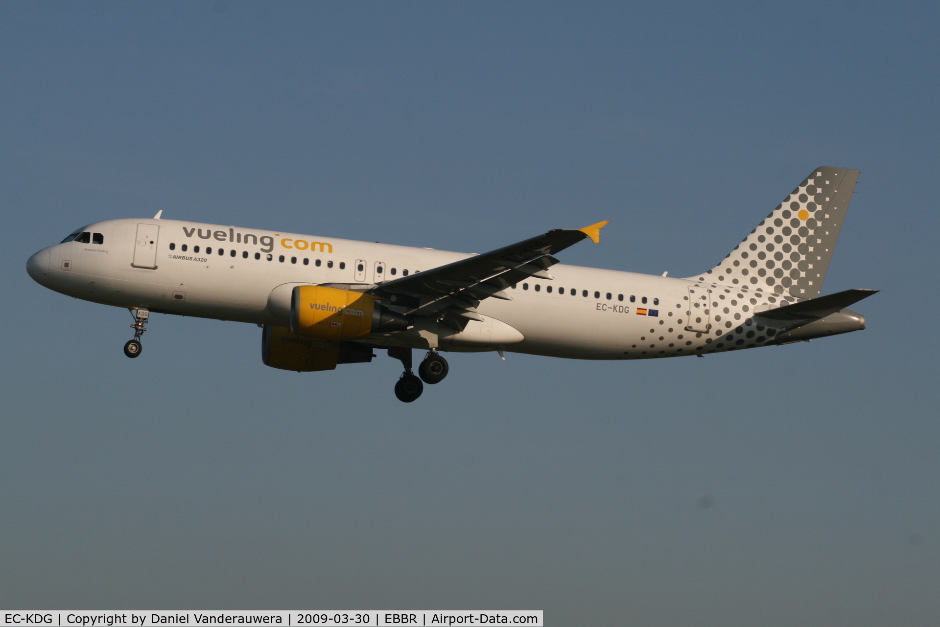 EC-KDG, 2007 Airbus A320-214 C/N 3095, Arrival of flight VY8728 to RWY 25L