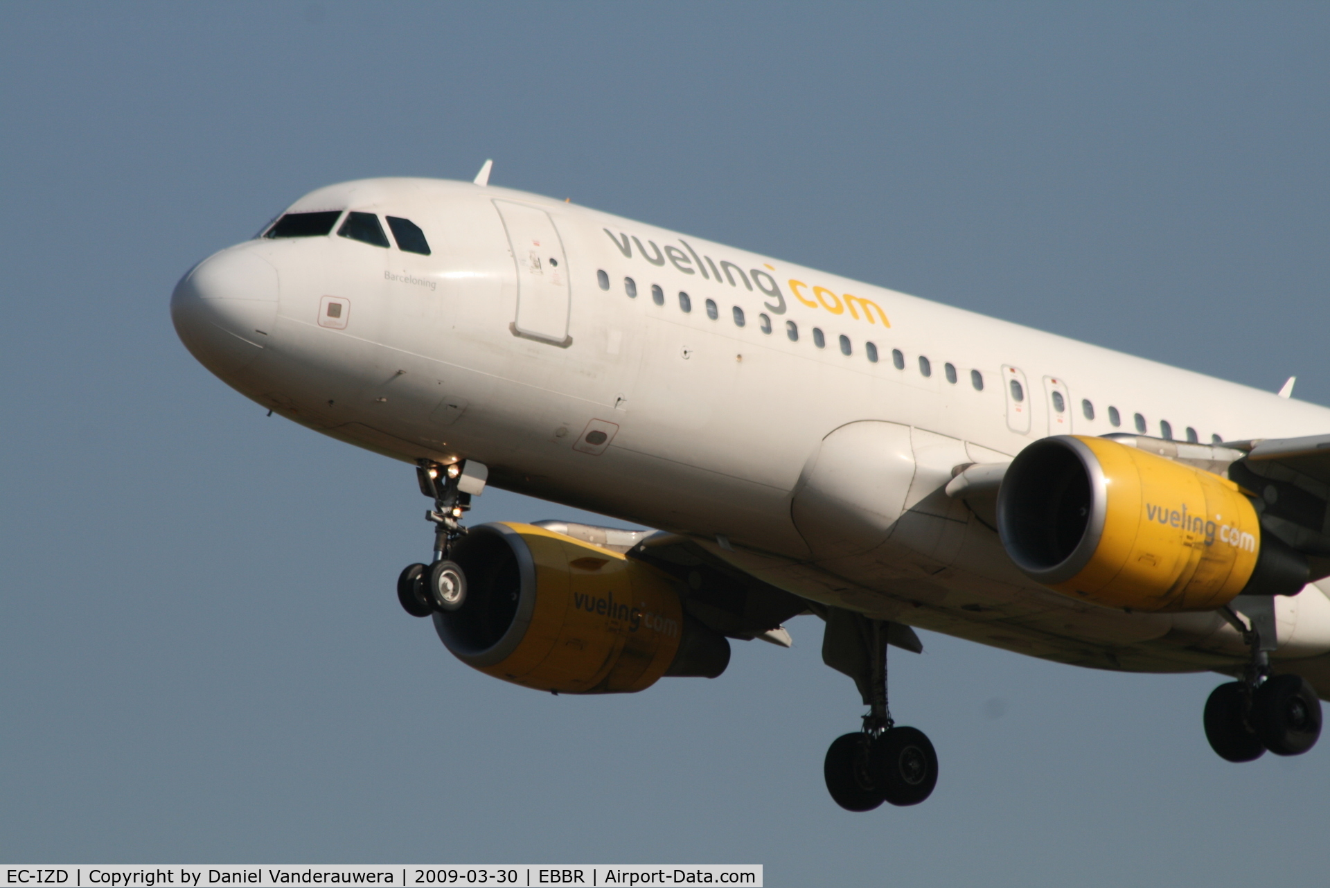 EC-IZD, 2004 Airbus A320-214 C/N 2207, Arrival of flight VY7060 to RWY 25L