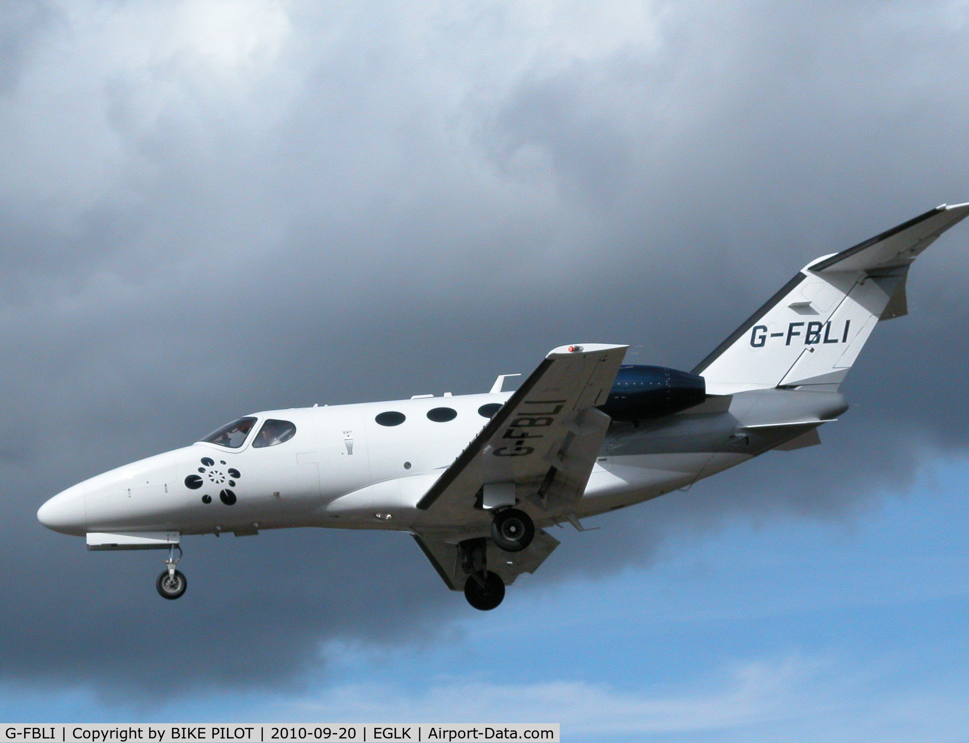 G-FBLI, 2008 Cessna 510 Citation Mustang Citation Mustang C/N 510-0130, Resident Blink Mustang finals rwy 25