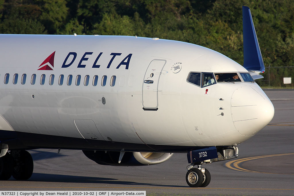 N3732J, 2000 Boeing 737-832 C/N 30380, Delta Air Lines N3732J (FLT DAL1238) turning on to Taxiway Charlie from Echo after arrival on RWY 5 from Hartsfield-Jackson Atlanta Int'l (KATL).