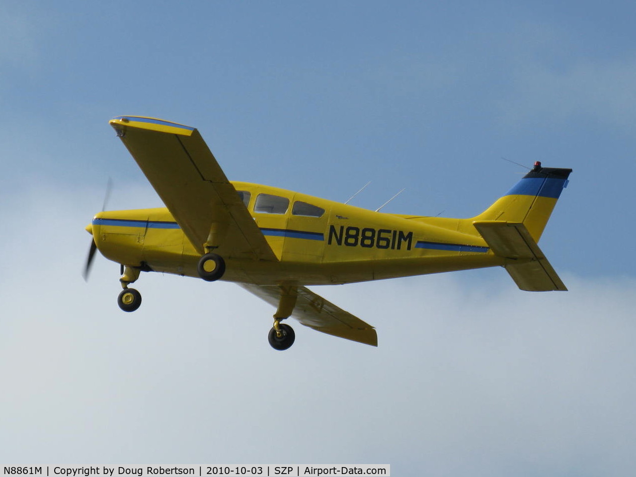 N8861M, 1964 Beech A23 C/N M-601, 1964 Beech A23 MUSKETEER II, Lycoming IO-346 165 Hp, takeoff climb Rwy 22