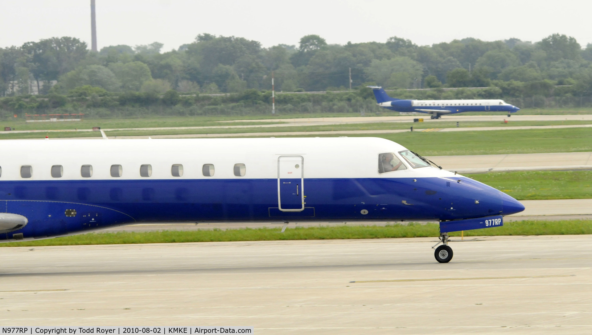 N977RP, 1999 Embraer ERJ-145LR (EMB-145LR) C/N 145185, Taxiing in Milwaukee