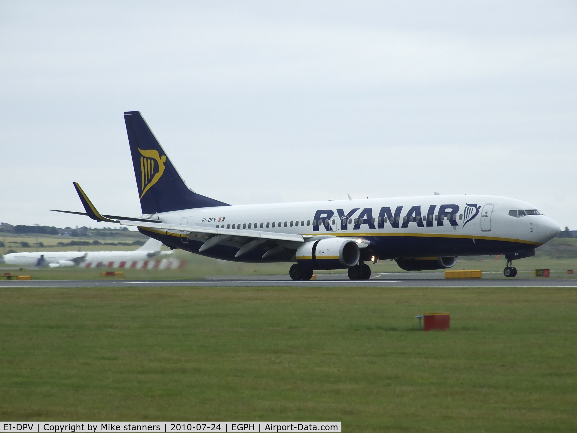 EI-DPV, 2007 Boeing 737-8AS C/N 35551, Ryanair Boeing 737-8AS landing on runway 24