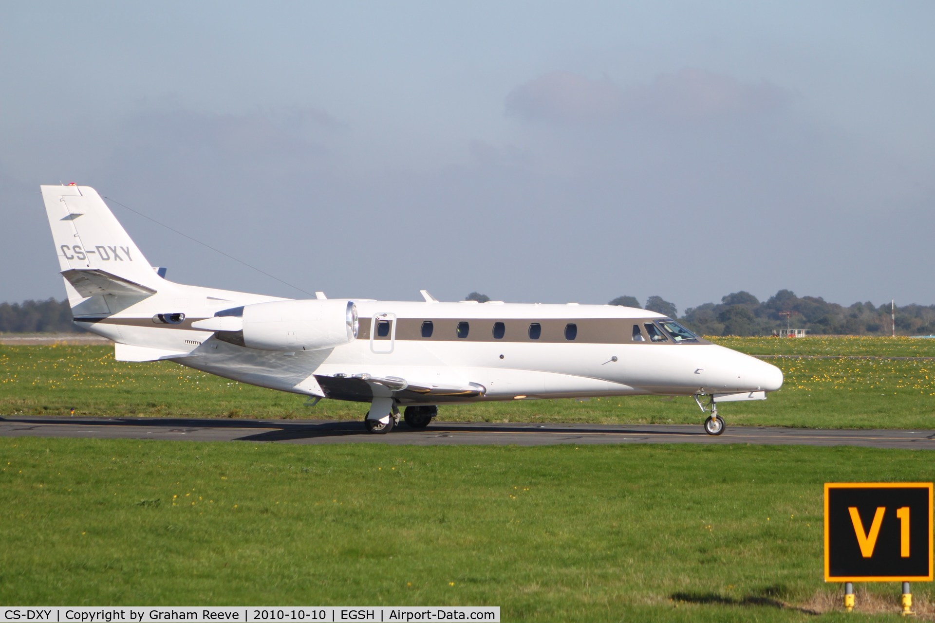 CS-DXY, 2008 Cessna 560 Citation Excel XLS C/N 560-5791, Very helpfull signs at Norwich.