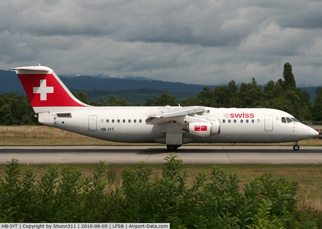 HB-IYT, 2000 British Aerospace Avro 146-RJ100 C/N E3380, Landing rwy 16