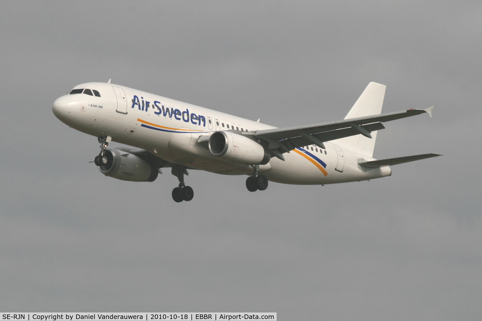 SE-RJN, 1991 Airbus A320-231 C/N 169, On approach to RWY 25L