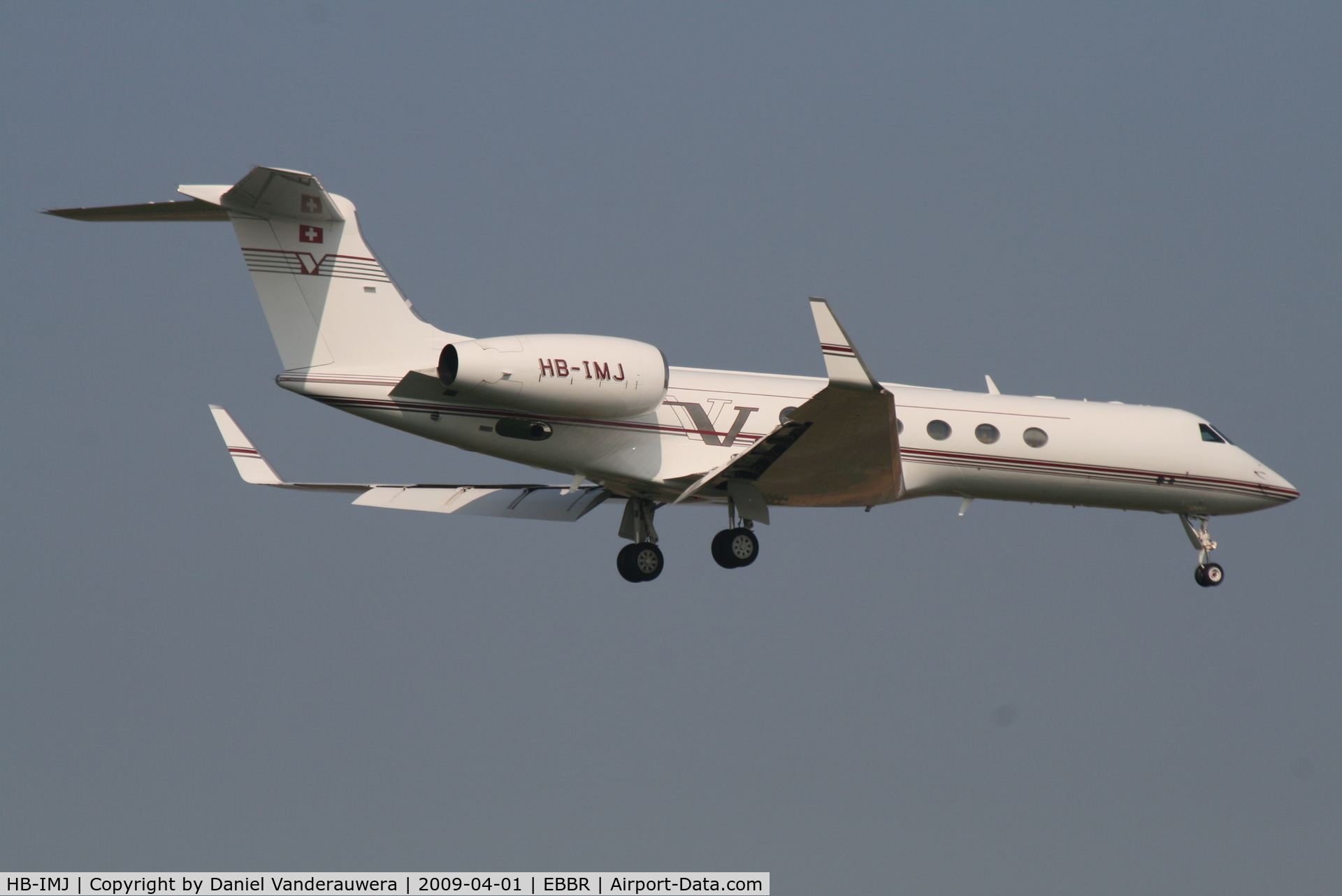 HB-IMJ, 1997 Gulfstream Aerospace Gulfstream V C/N 517, Descending to RWY 02