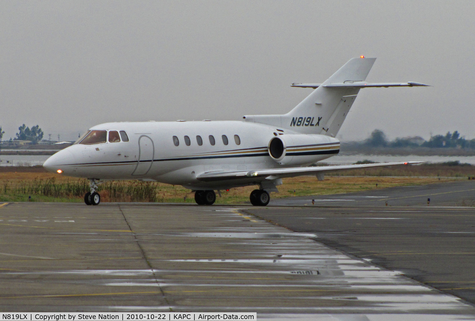 N819LX, 2001 Raytheon Hawker 800XP C/N 258543, Flight Options 2001 Hawker 800XP taxis in from KVNY (Van Nuys, CA) as 