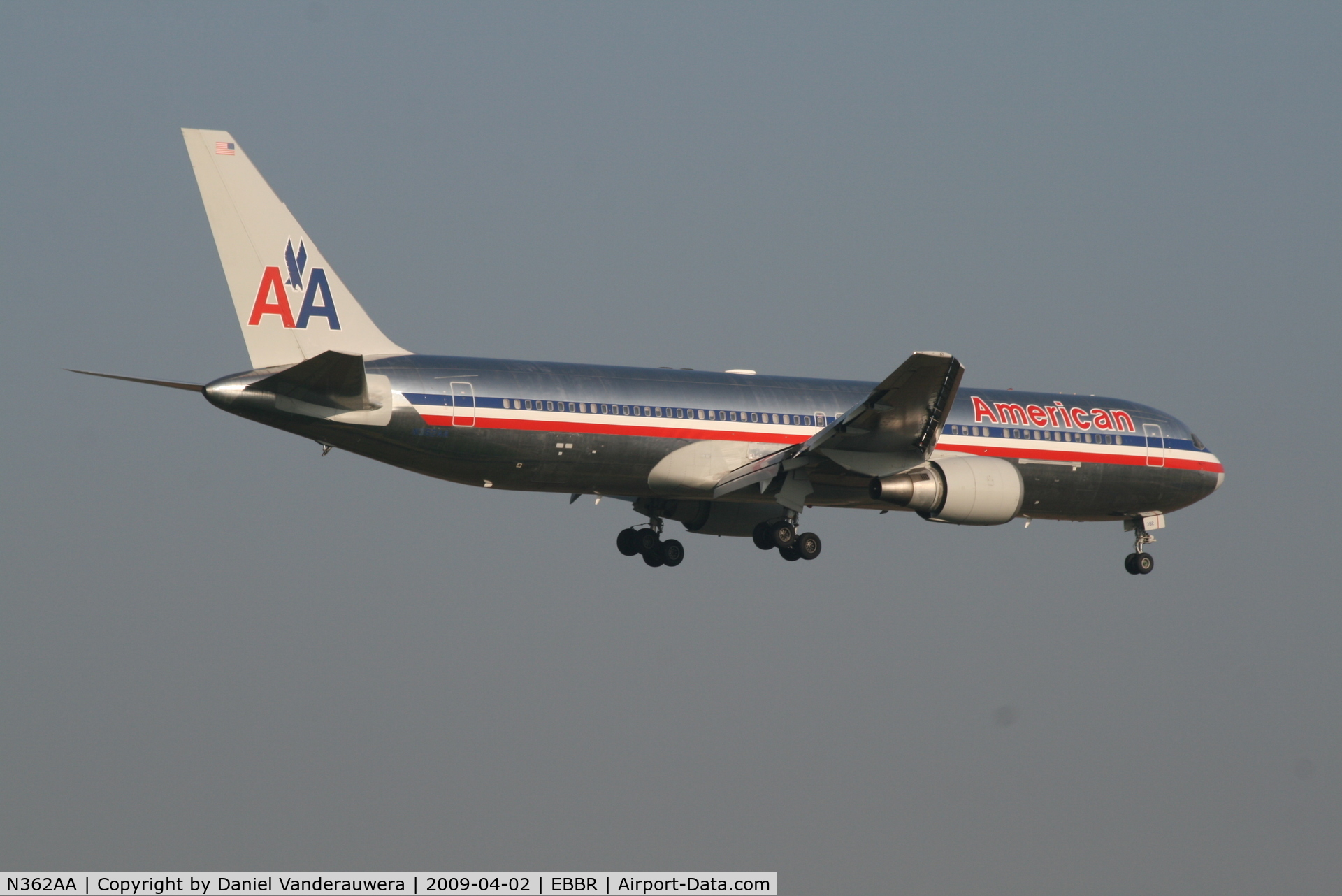 N362AA, 1988 Boeing 767-323 C/N 24043, Flight AA088 is descending to RWY 02