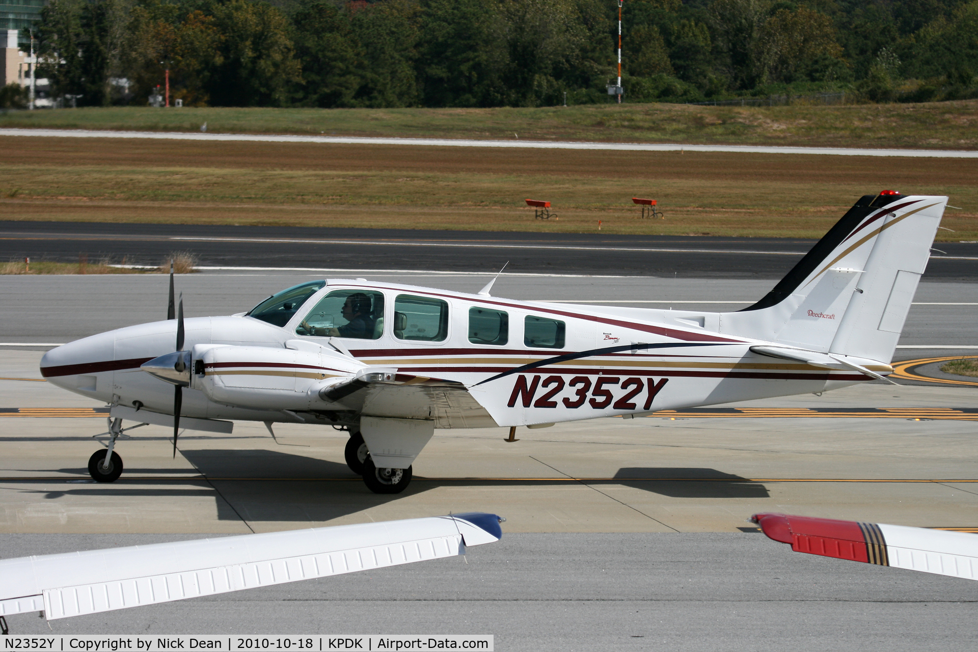 N2352Y, 1998 Raytheon Aircraft Company 58 C/N TH-1865, KPDK NBAA 2010