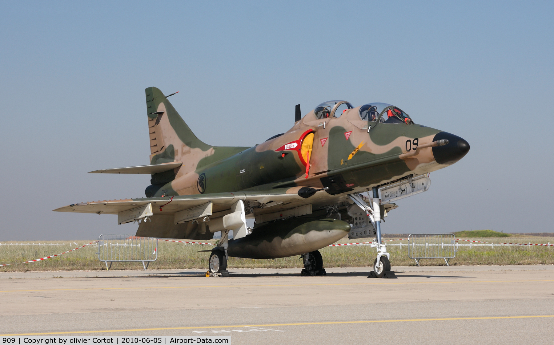 909, Douglas TA-4SU Skyhawk C/N 12267, Why dothey never fly their A-4 during airshows ? Istres 2010