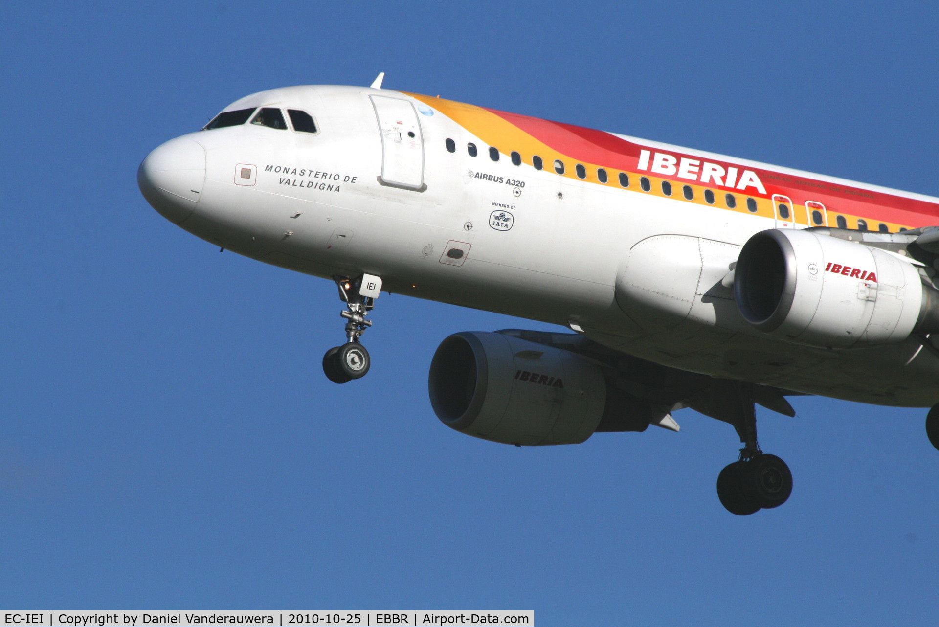 EC-IEI, 2001 Airbus A320-214 C/N 1694, Flight IB3206 is arriving to RWY 25L