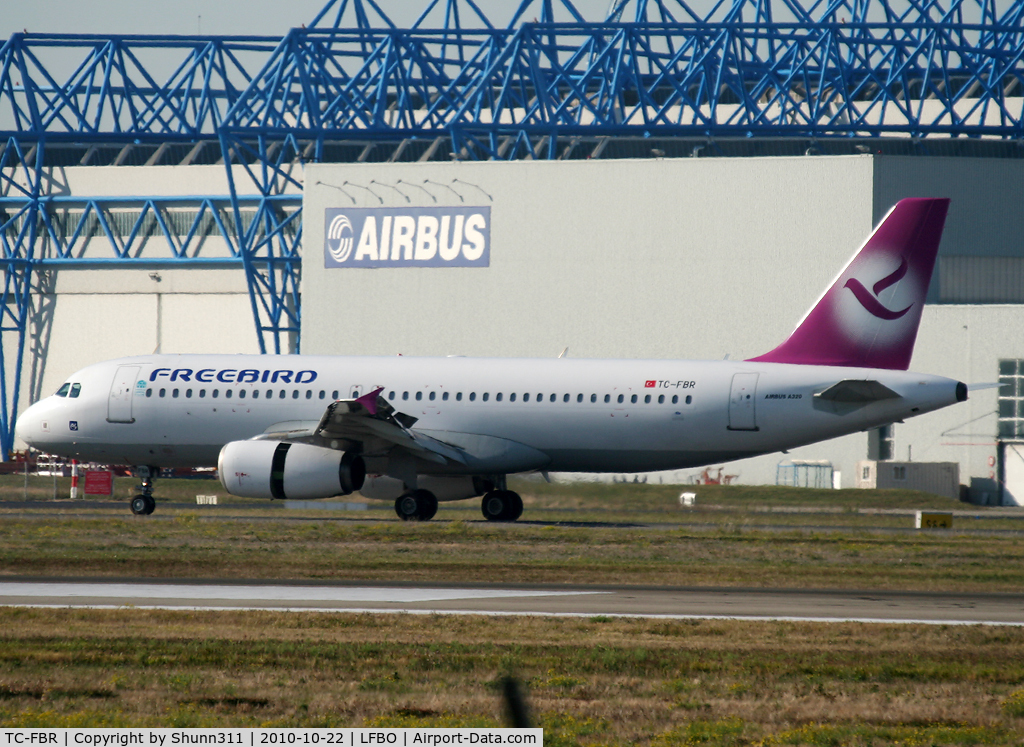TC-FBR, 2005 Airbus A320-232 C/N 2524, Landing rwy 14R