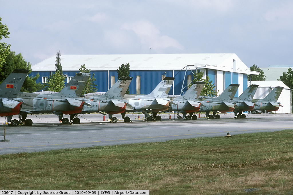 23647, Soko G-4 Super Galeb C/N 005, Since the split of Serbia and Montenegro the Montenegrin AF came into being. On the flightline are some of the Super Galbes. The left two have the new Montenegrin markings.