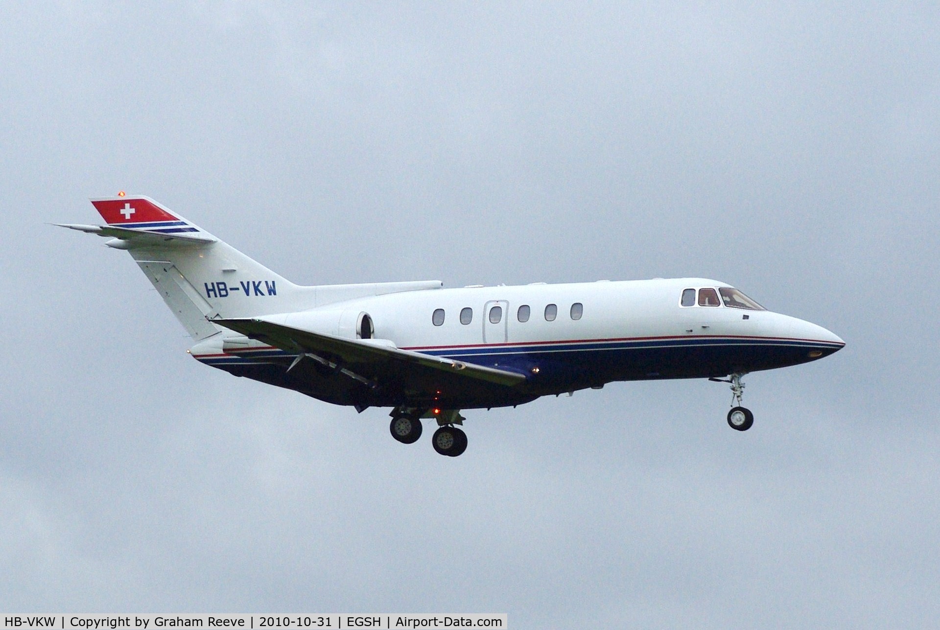 HB-VKW, 1993 Raytheon Hawker 125-800A C/N 258246, About to touch down.