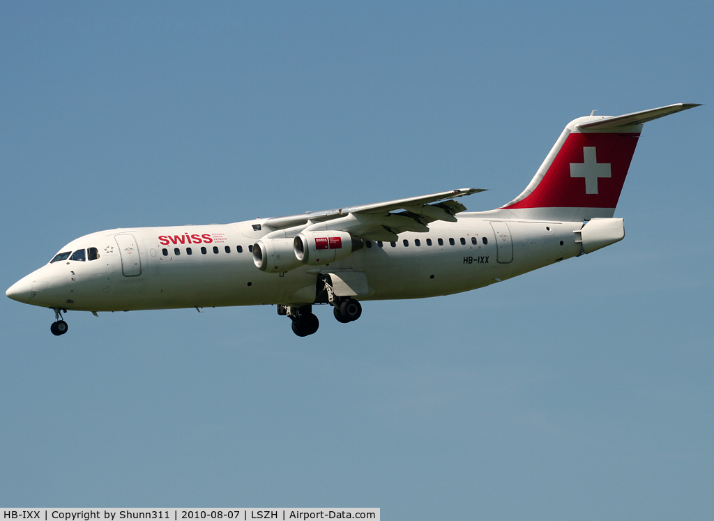 HB-IXX, 1995 British Aerospace Avro 146-RJ100 C/N E3262, Landing rwy 14