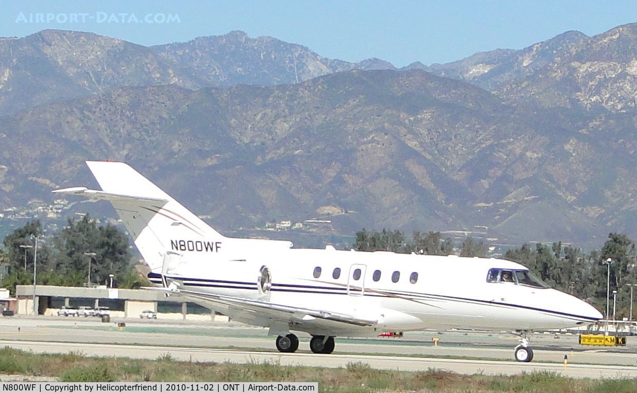 N800WF, 2005 Raytheon Hawker 800XP C/N 258728, Taxiing to runway 26L for take off