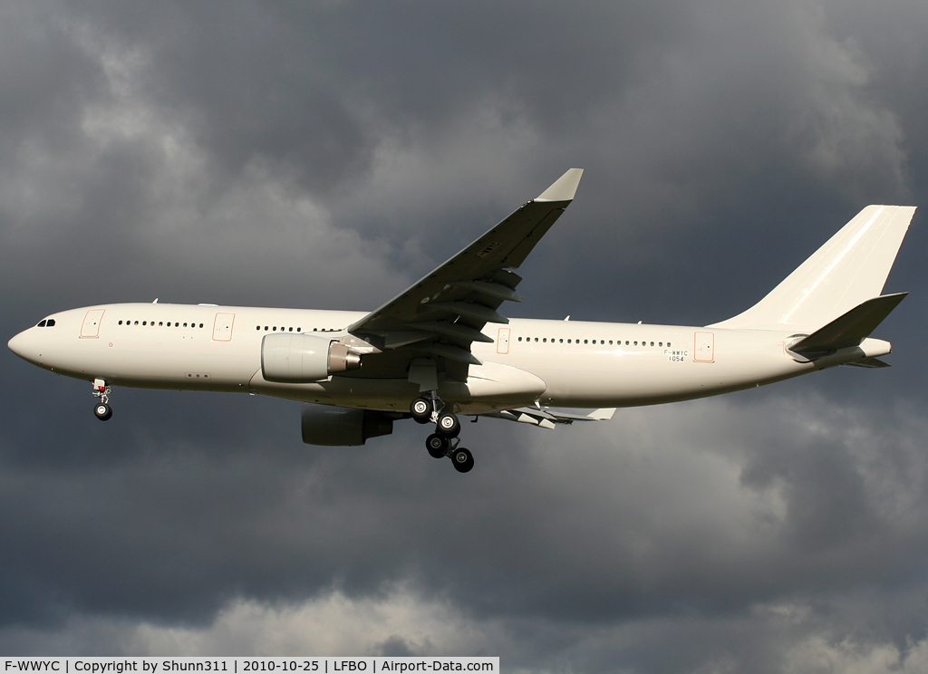 F-WWYC, 2010 Airbus A330-223 C/N 1054, C/n 1054 - For Hong Kong Airlines... Air Comet ntu...