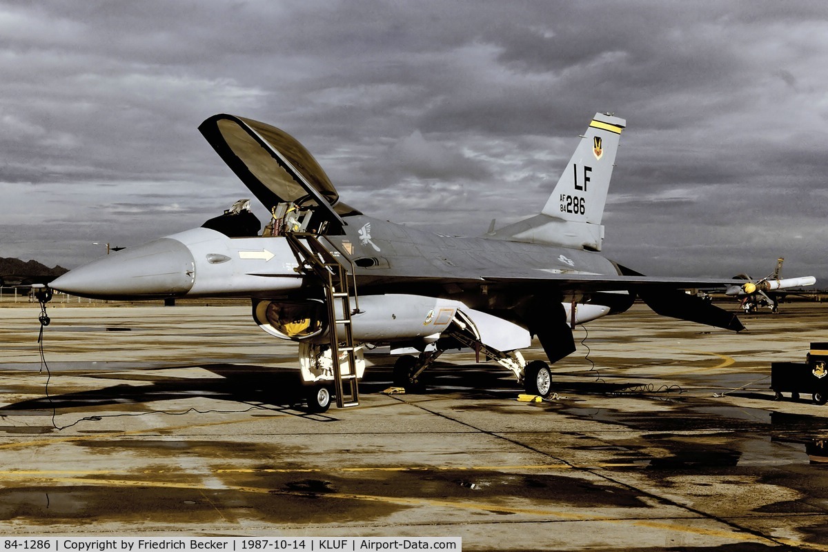 84-1286, 1984 General Dynamics F-16C Fighting Falcon C/N 5C-123, flightline at Luke AFB