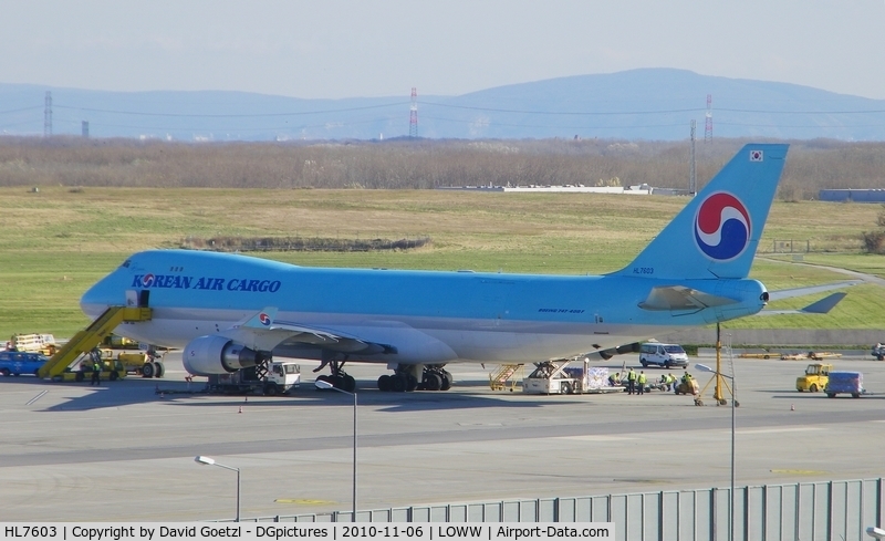 HL7603, 2005 Boeing 747-4B5F/ER/SCD C/N 34302, Waiting for departure to Seoul via Copenhagen.