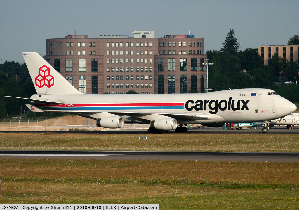 LX-MCV, 1998 Boeing 747-4R7F/SCD C/N 29729, Taxiing to the Cargo area...