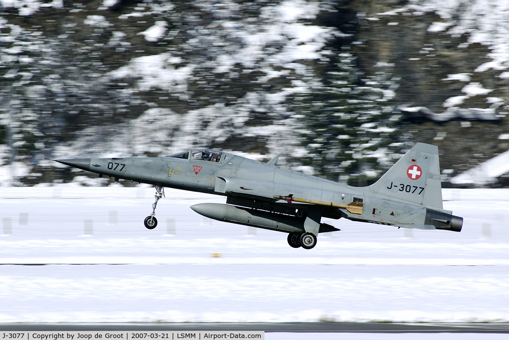 J-3077, Northrop F-5E Tiger II C/N L.1077, Nice snowy conditions during the WK of 2007.