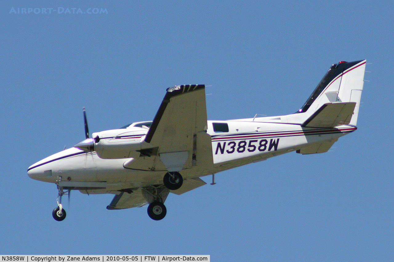 N3858W, 1984 Beech 58 Baron C/N TH-1422, At Meacham Field - Fort Worth, TX