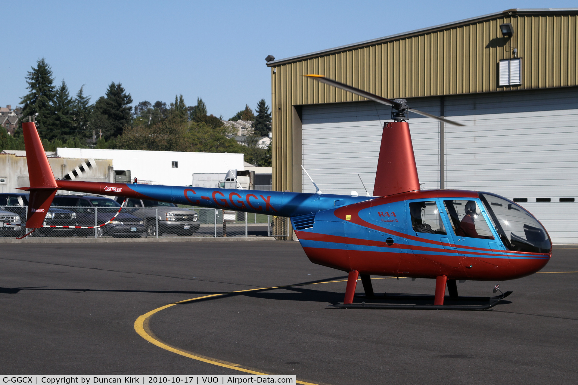 C-GGCX, Robinson R44 II C/N 12391, Nice colors on this Robinson