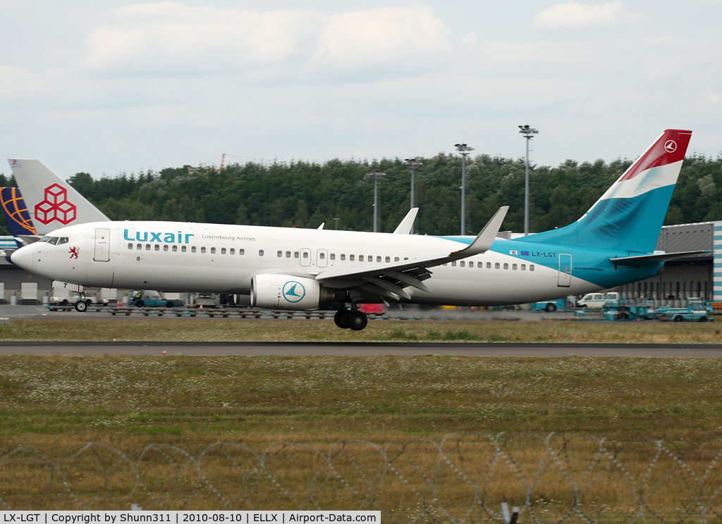 LX-LGT, 2000 Boeing 737-8K5 C/N 28228, Landing rwy 24