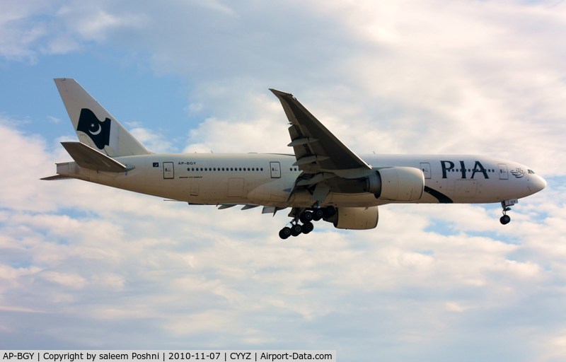 AP-BGY, 2005 Boeing 777-240/LR C/N 33781, PK 781 landing on runway 24R