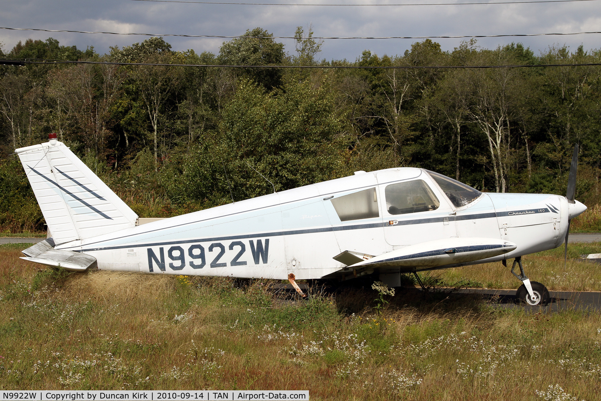 N9922W, 1967 Piper PA-28-140 C/N 28-23446, Looking a tad weathered