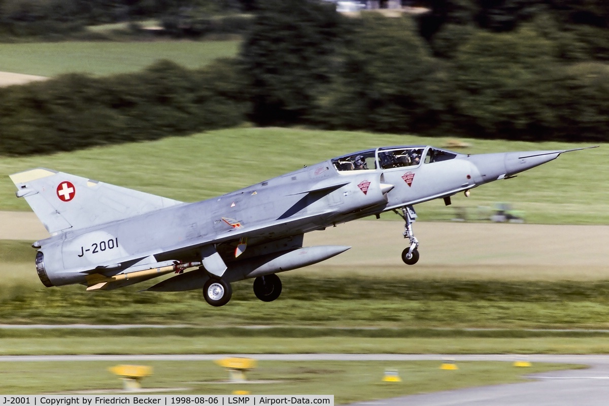 J-2001, Dassault Mirage IIIDS C/N 227F/BS1, moments prior touchdown