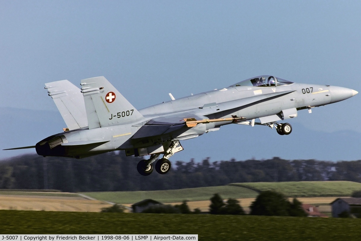 J-5007, McDonnell Douglas F/A-18C Hornet C/N 1335/SFC007, departing from Payerne AB