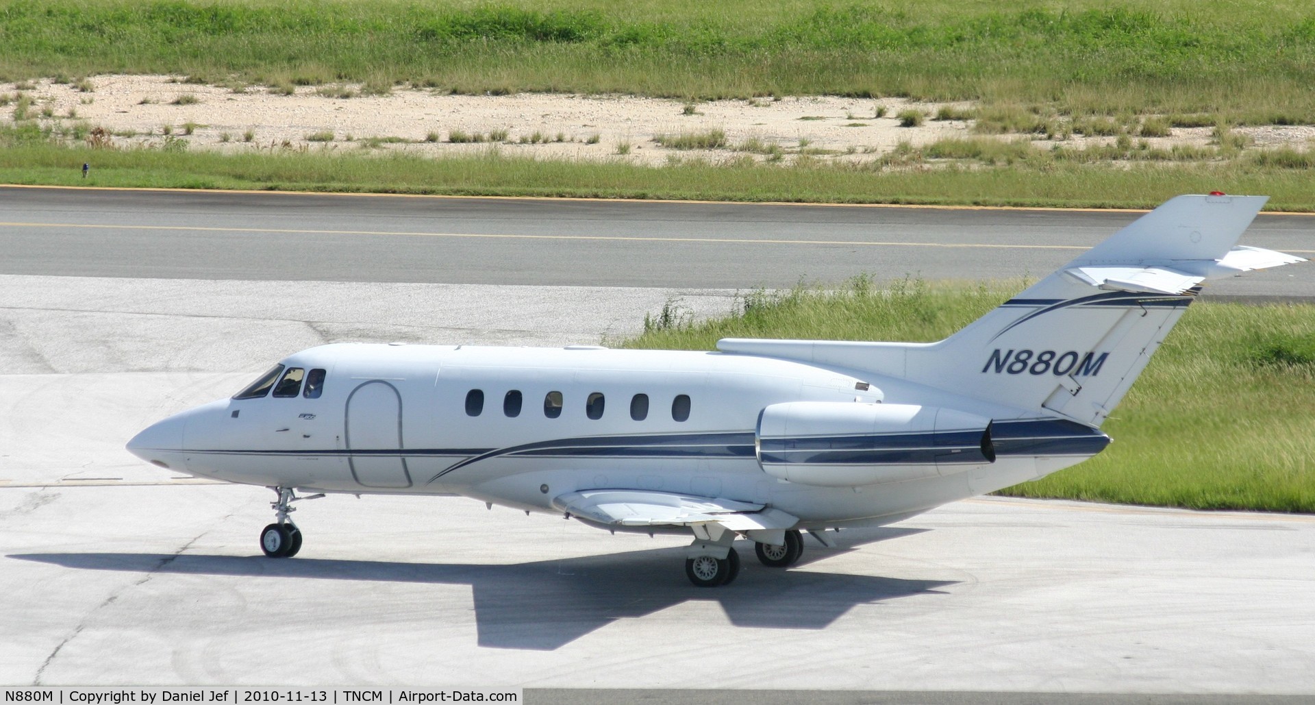 N880M, British Aerospace BAe.125 Series 800A C/N 258027, N880M leaving the parking at the cargo ramp for departure