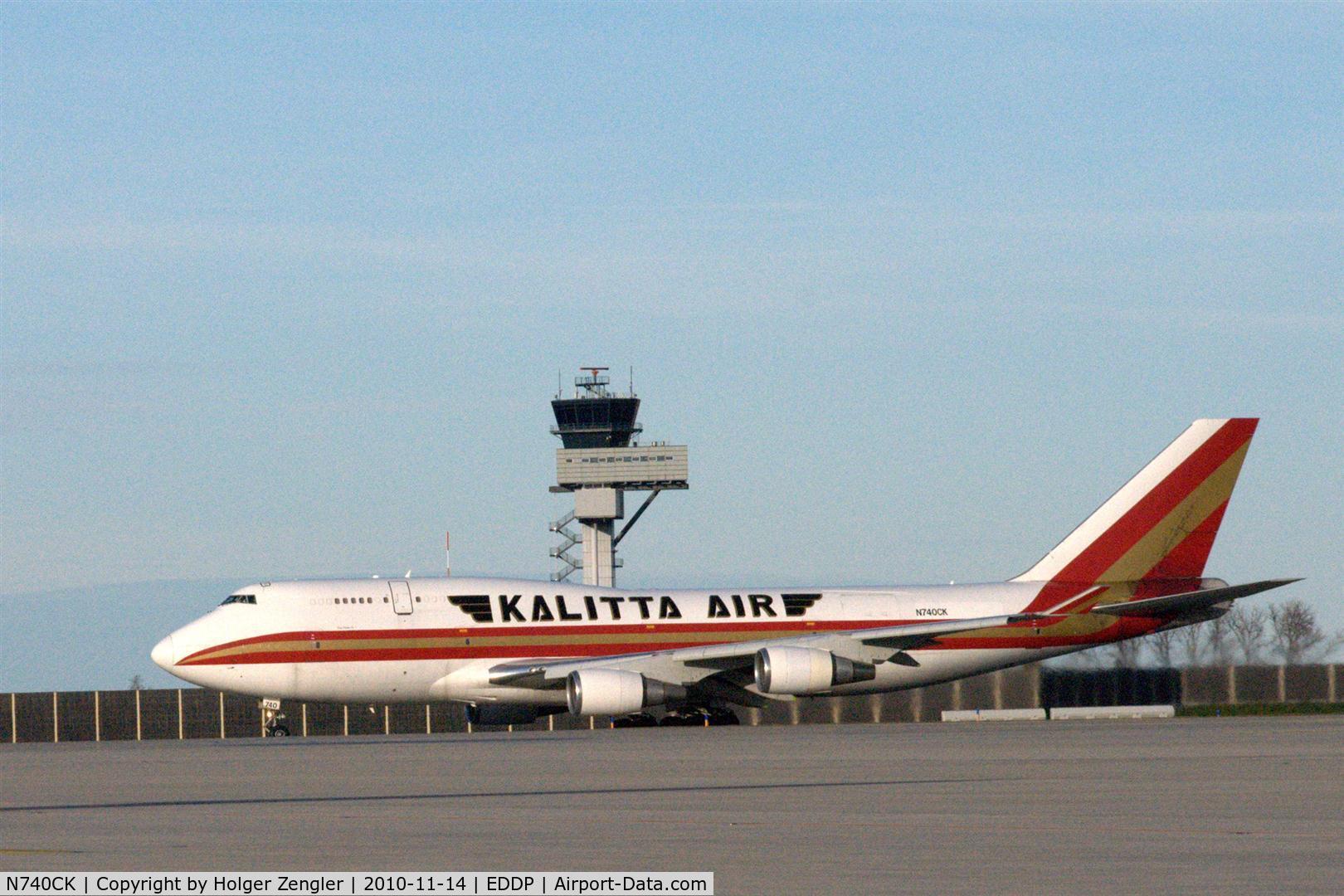 N740CK, 1989 Boeing 747-4H6 C/N 24405, Rolling by for take off.....