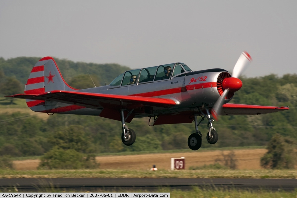 RA-1954K, 1987 Yakovlev Yak-52 C/N 877714, about to touchdown