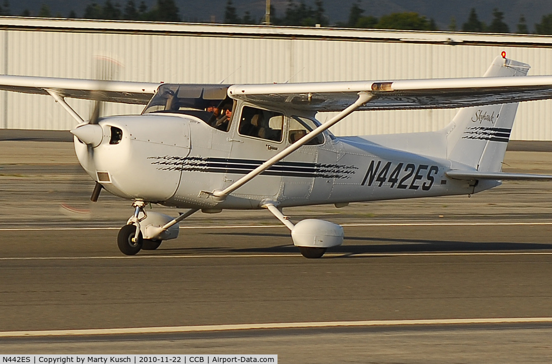 N442ES, 1998 Cessna 172R C/N 17280350, Departing Runway 24.