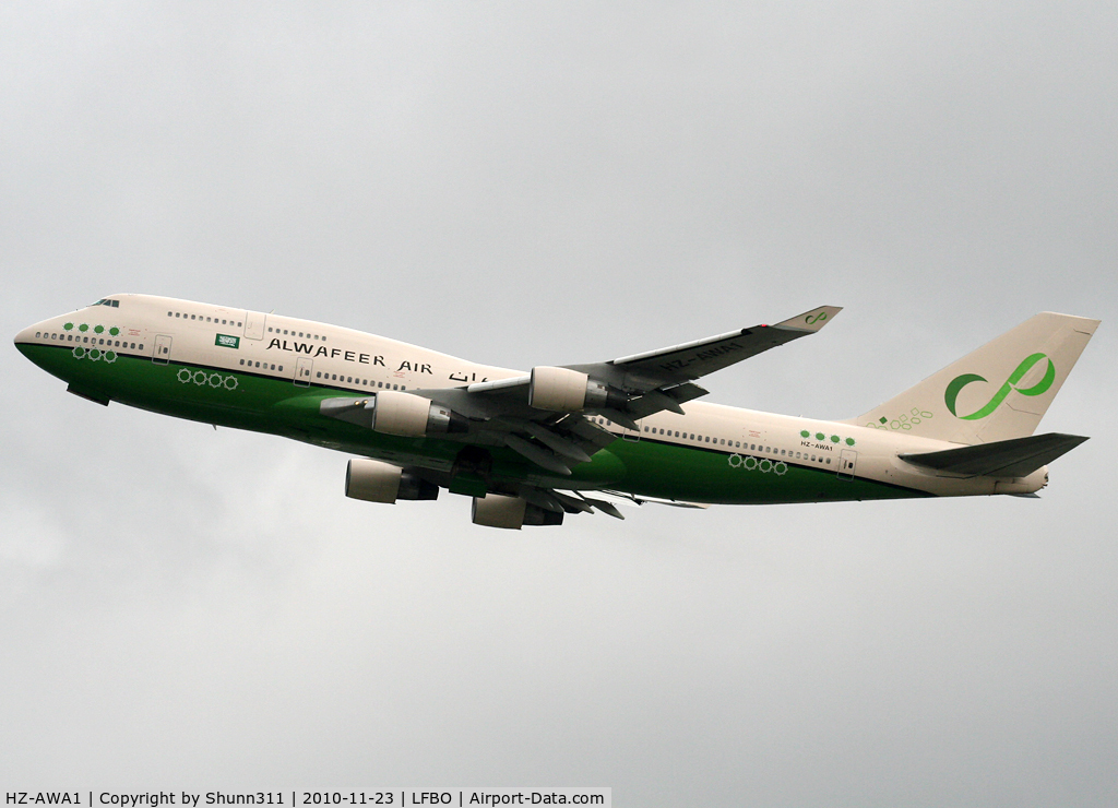 HZ-AWA1, 1996 Boeing 747-4H6 C/N 27672, Taking off rwy 32L