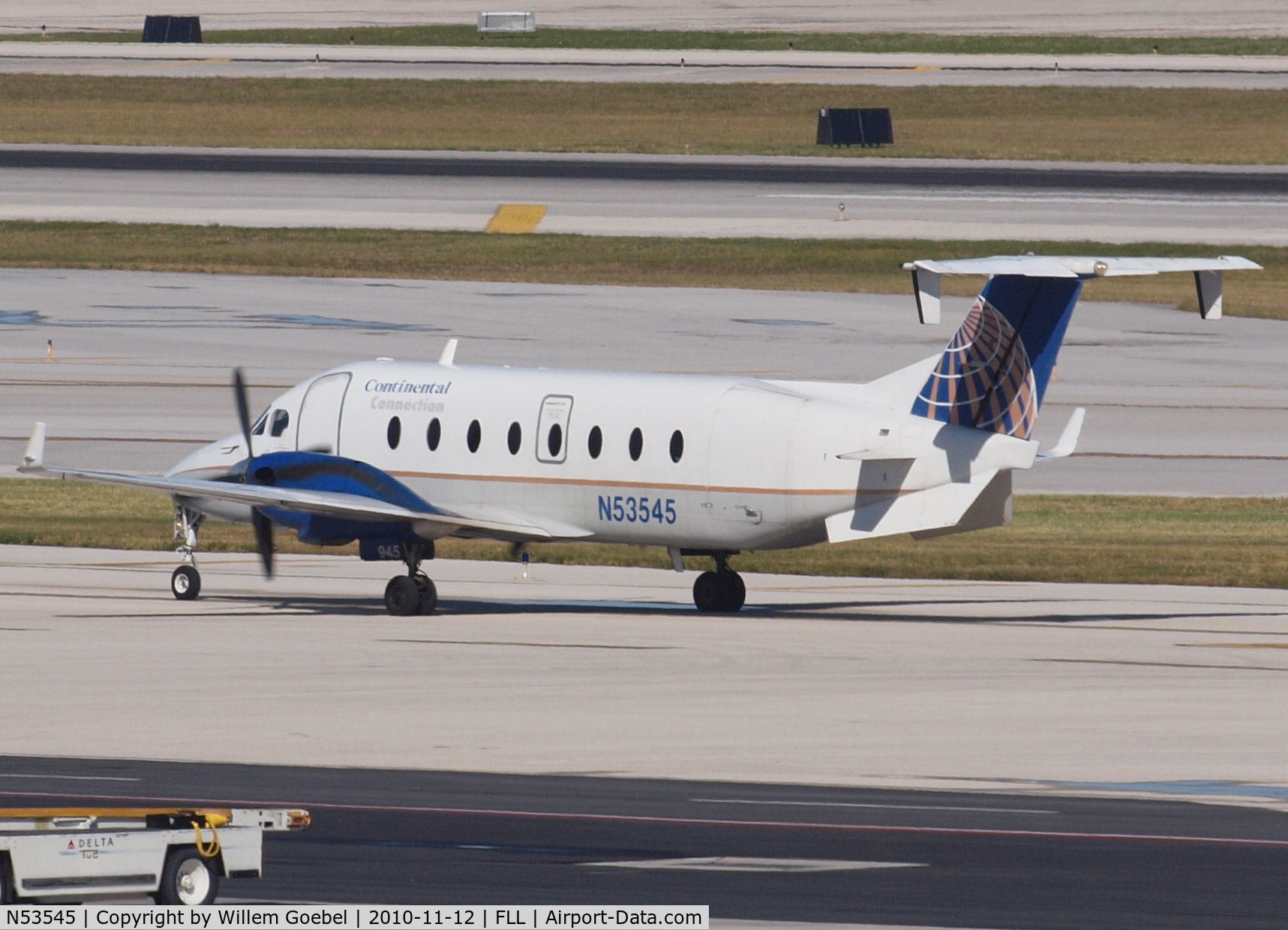 N53545, 1995 Beech 1900D C/N UE-185, Taxi for take off on Frt. Lauderdale Airport(FLL)