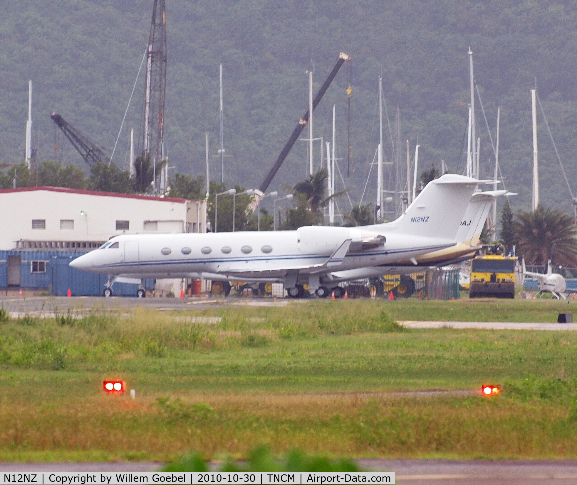 N12NZ, 1999 Gulfstream Aerospace G-IV C/N 1376, Parking on Prinses Juliana Airport st Maarten