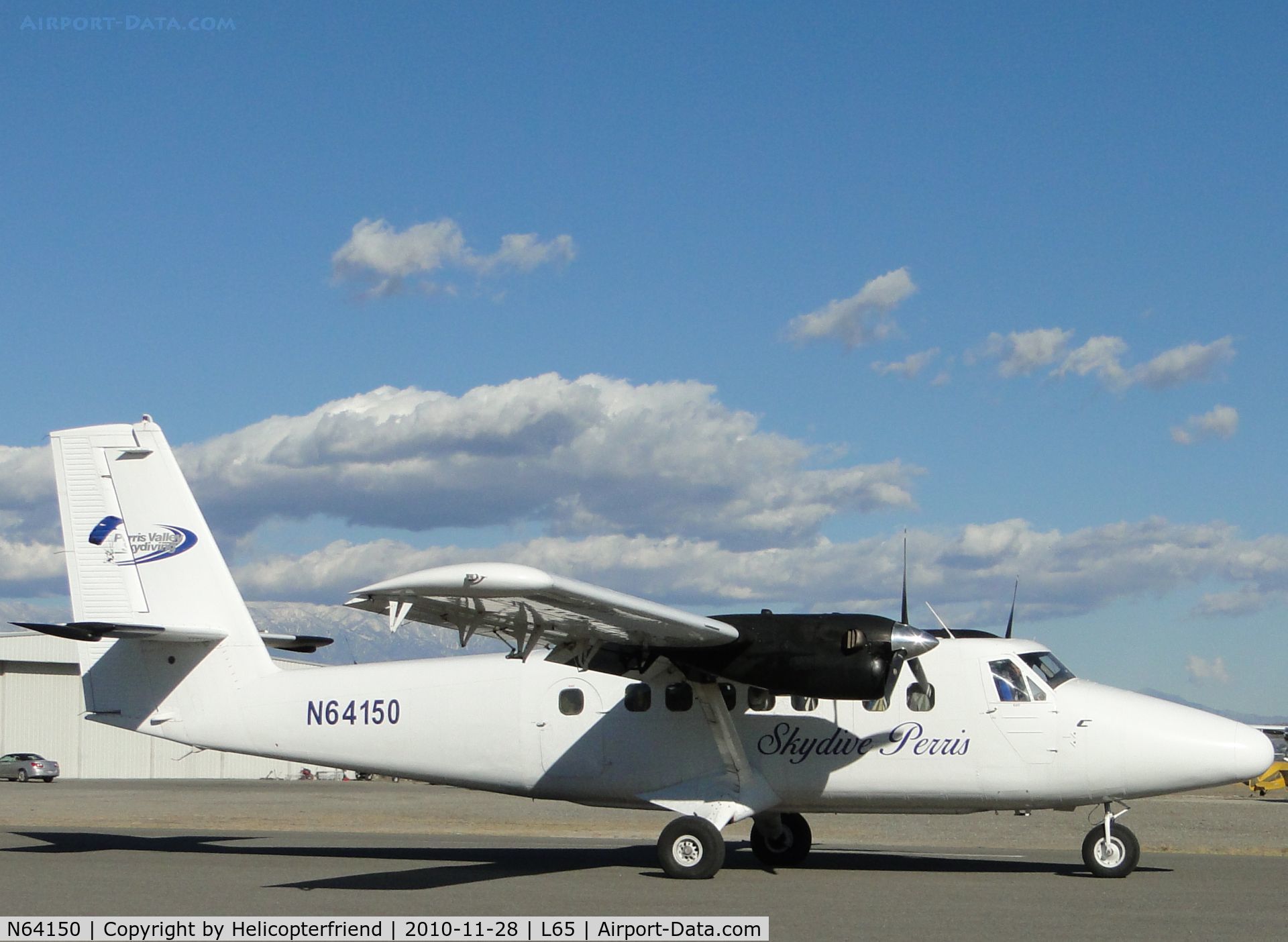 N64150, 1968 De Havilland Canada DHC-6-200 Twin Otter C/N 150, Taxiing to runway 33 with some more skydivers on board