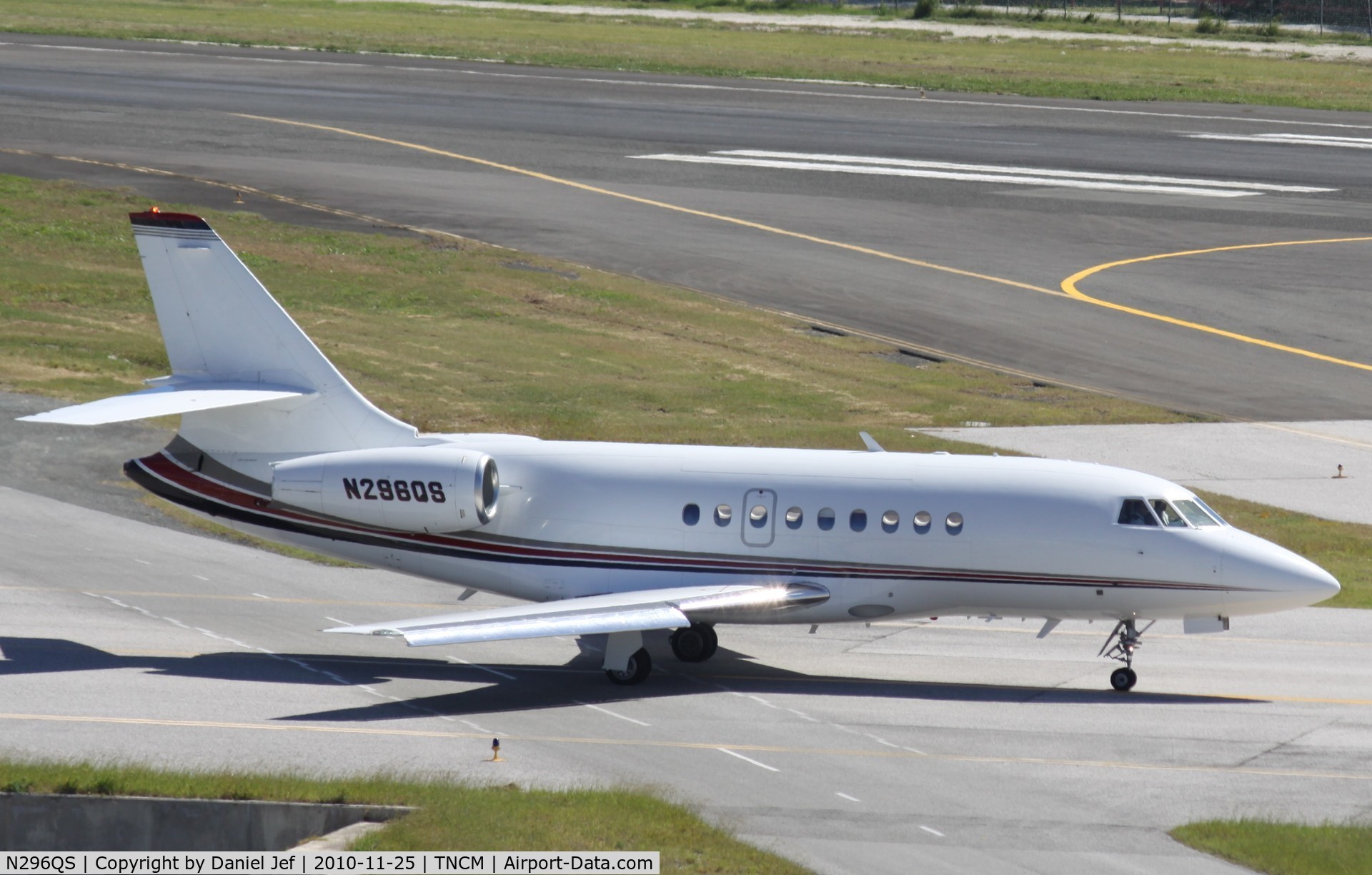 N296QS, 2002 Dassault Falcon 2000 C/N 196, N296Qs taxing to the holding point A for take off