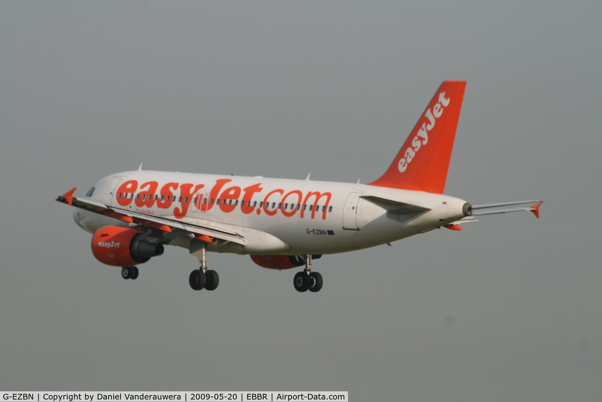 G-EZBN, 2007 Airbus A319-111 C/N 3061, Flight EZY2795 is descending to RWY 25L