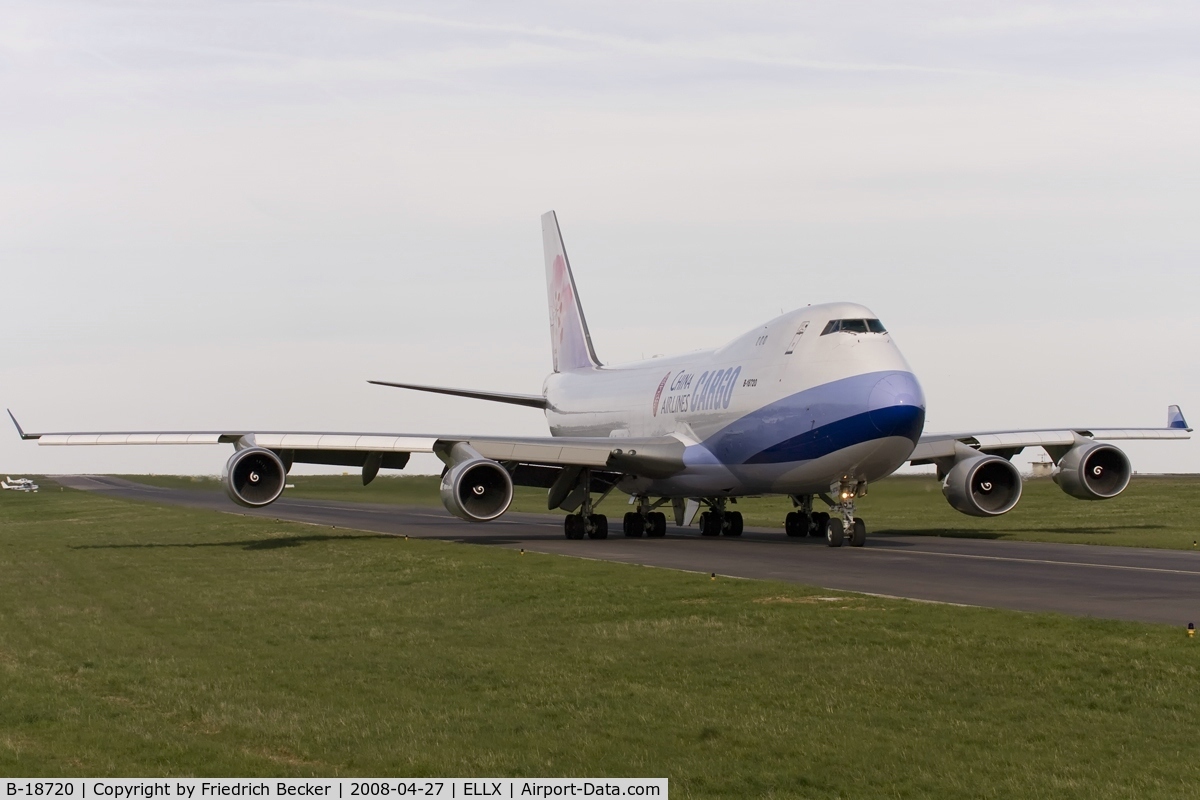 B-18720, 2005 Boeing 747-409F/SCD C/N 33733, taxying to the active