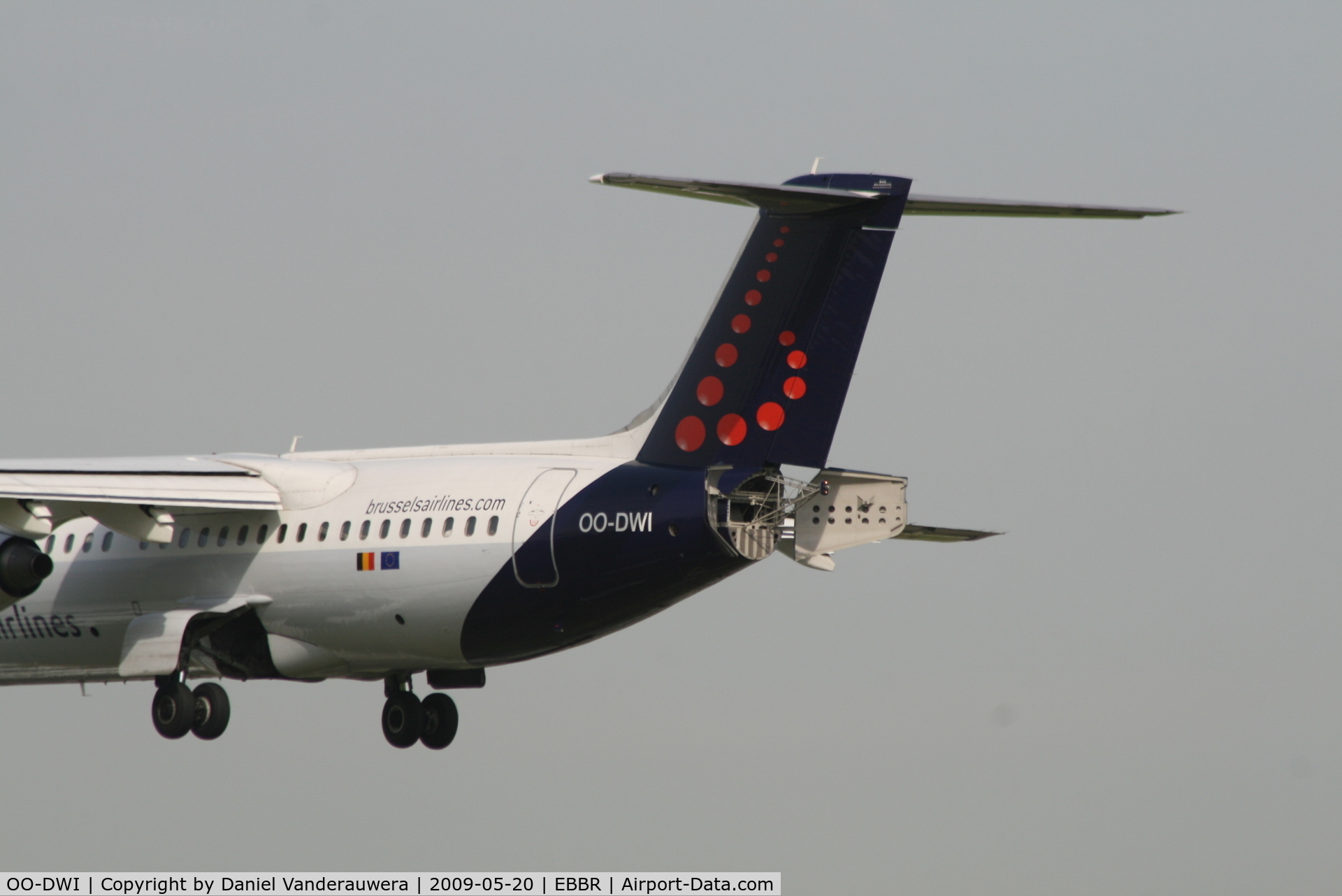 OO-DWI, 1999 British Aerospace Avro 146-RJ100 C/N E3342, Several seconds before landing on RWY 25L