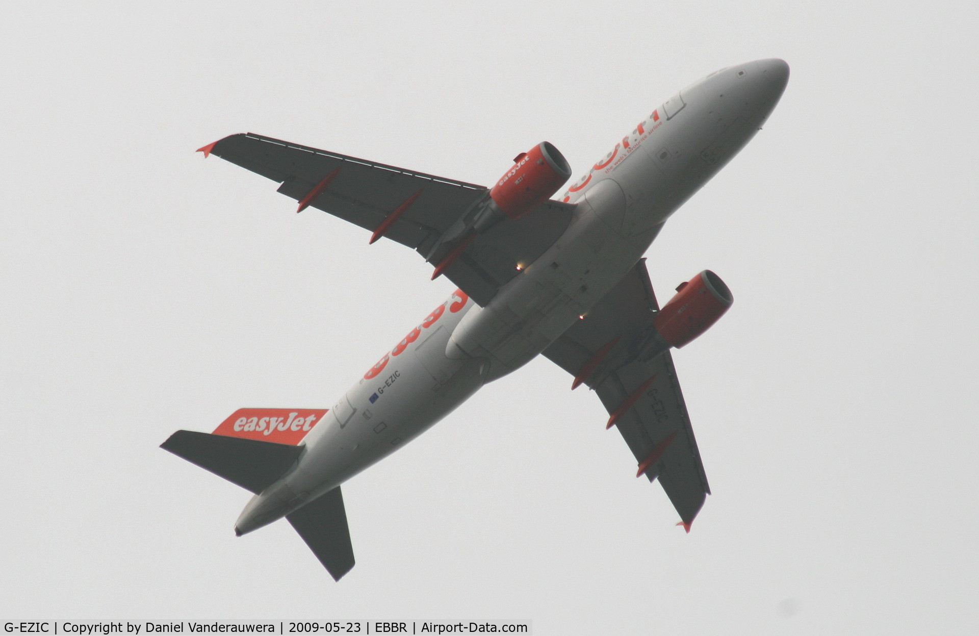 G-EZIC, 2005 Airbus A319-111 C/N 2436, Aligning to land on RWY 07R