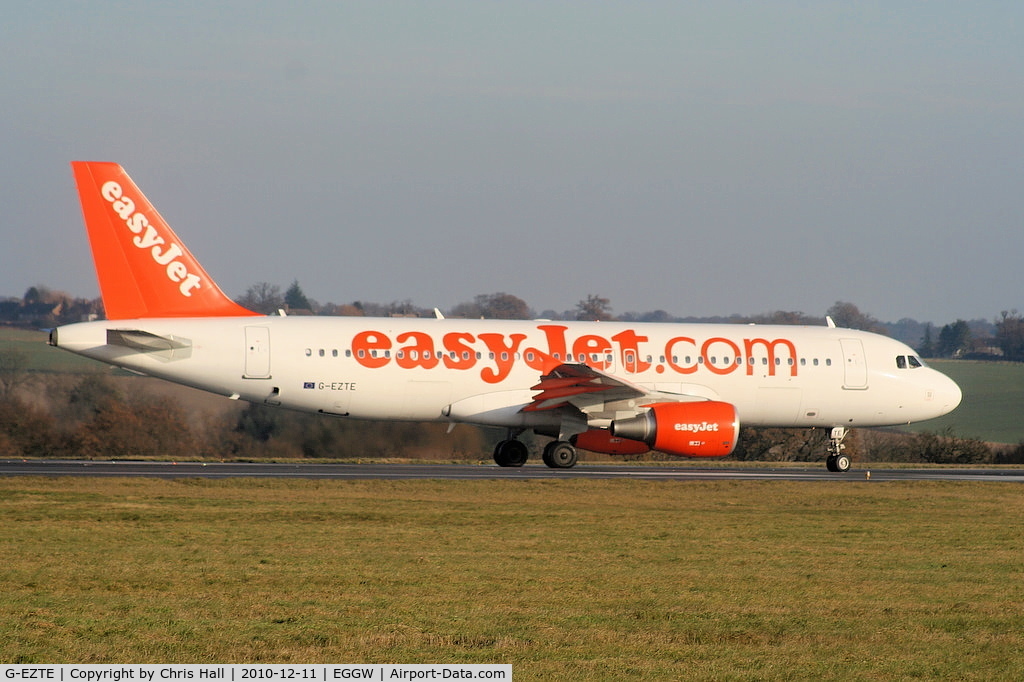 G-EZTE, 2009 Airbus A320-214 C/N 3913, easyJet A320 taxying to RW26