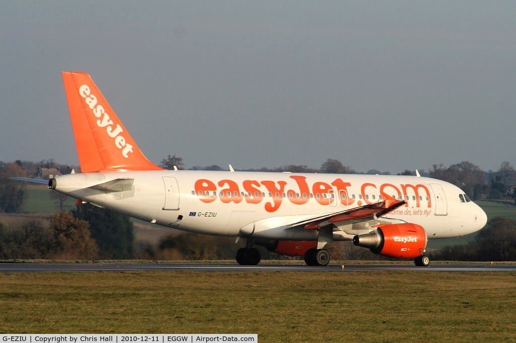 G-EZIU, 2005 Airbus A319-111 C/N 2548, easyJet A319 backtracking before departure from RW26