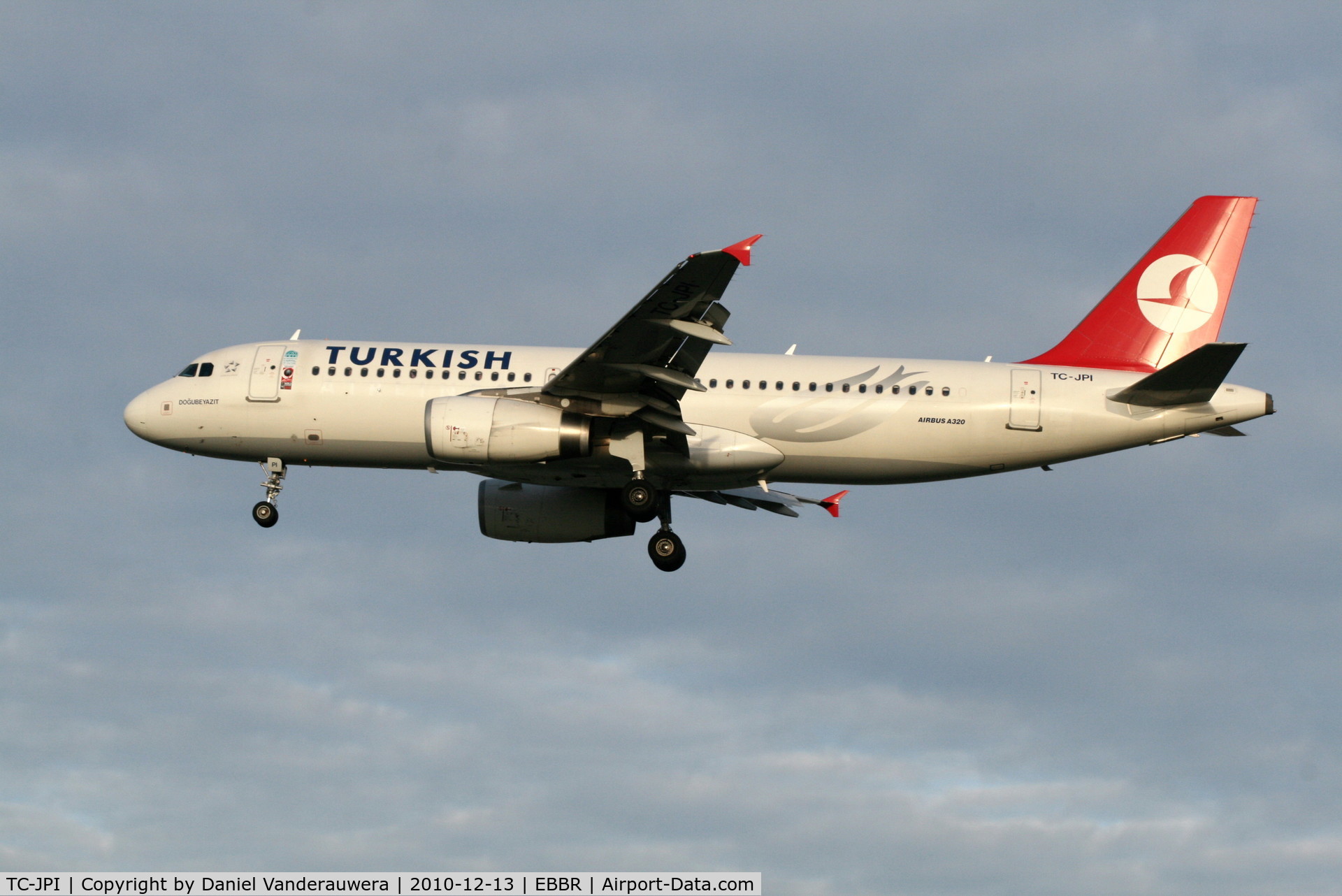 TC-JPI, 2007 Airbus A320-232 C/N 3208, Flight TK1937 is descending to RWY 25L