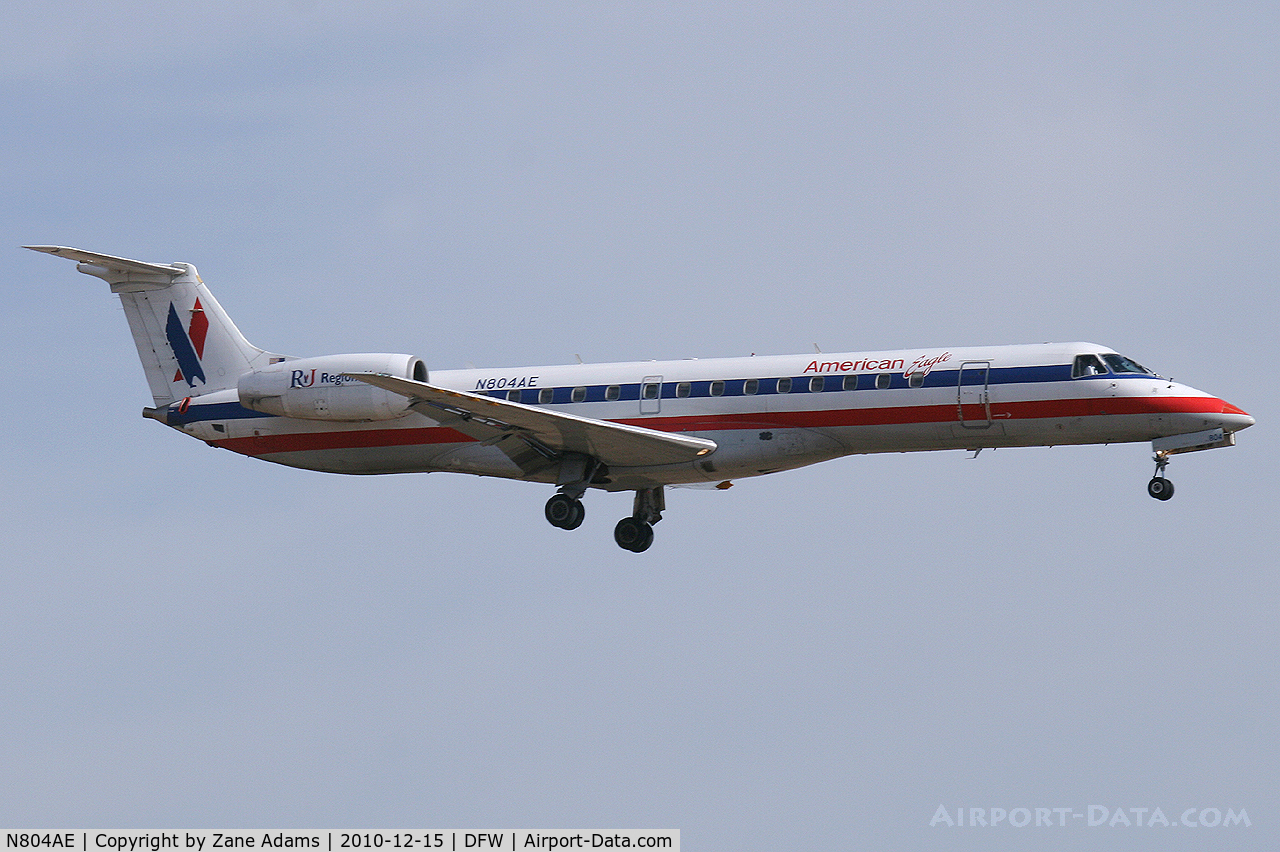 N804AE, 2001 Embraer ERJ-140LR (EMB-135KL) C/N 145487, American Eagle landing at DFW Airport